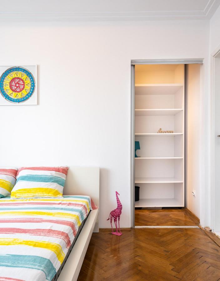 Old - Apartment *
